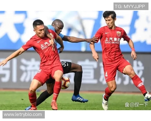 上港与浦和红钻激战正酣8月27日精彩对决引发球迷热议